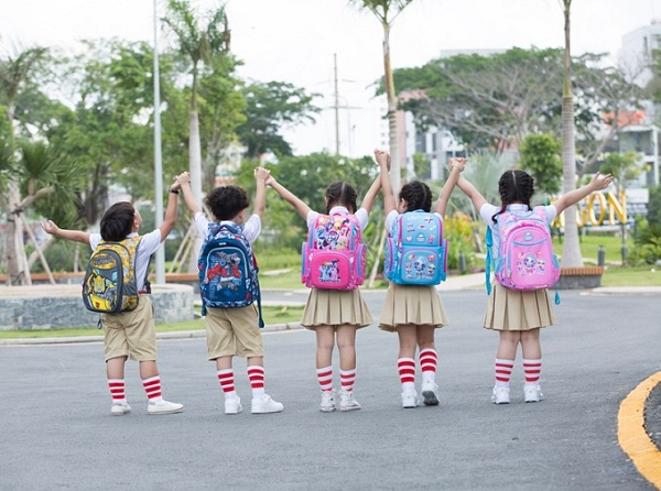 Mách bạn bí kíp chọn balo chống gù cho bé lớp 1 bảo vệ cột sống Mách bạn bí kíp chọn balo chống gù cho bé lớp 1 bảo vệ cột sống