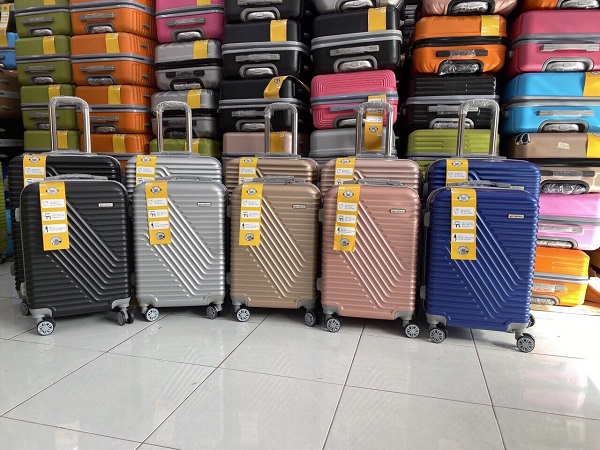 Vì sao nên lựa chọn vali kéo in logo làm quà tặng khách hàng mùa du lịch 2023